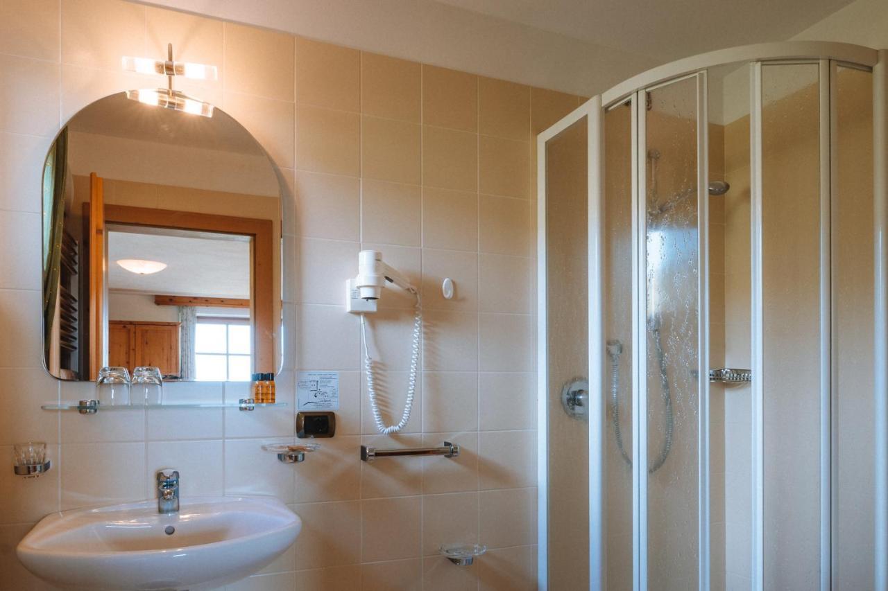 Uetia De Boerz Hotel San Martino in Badia Ngoại thất bức ảnh